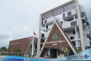 Kepala Kejaksaan Tinggi Riau Gelar Konferensi Pers Terkait Oknum Jaksa di Rohil